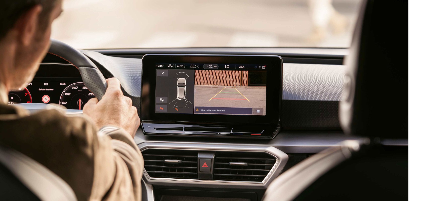 SEAT Neuwagenservice und -wartung - Fahren per Knopfdruck mit dem Navi System, Navi Dashboard. Einparkhilfe im SEAT.