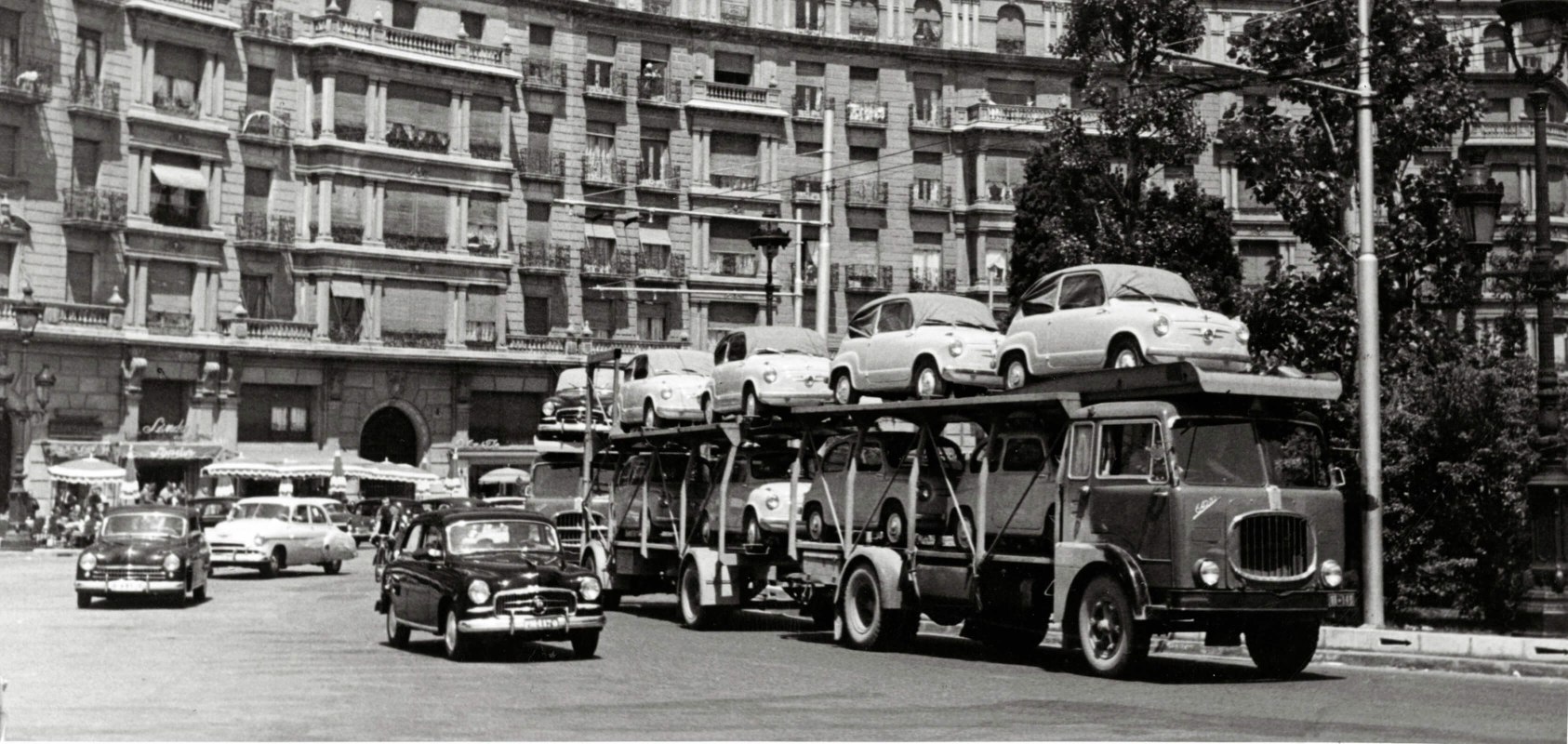 SEAT Markengeschichte 1950er - SEAT 600 auf dem Land Schwarz/Weiß-Foto