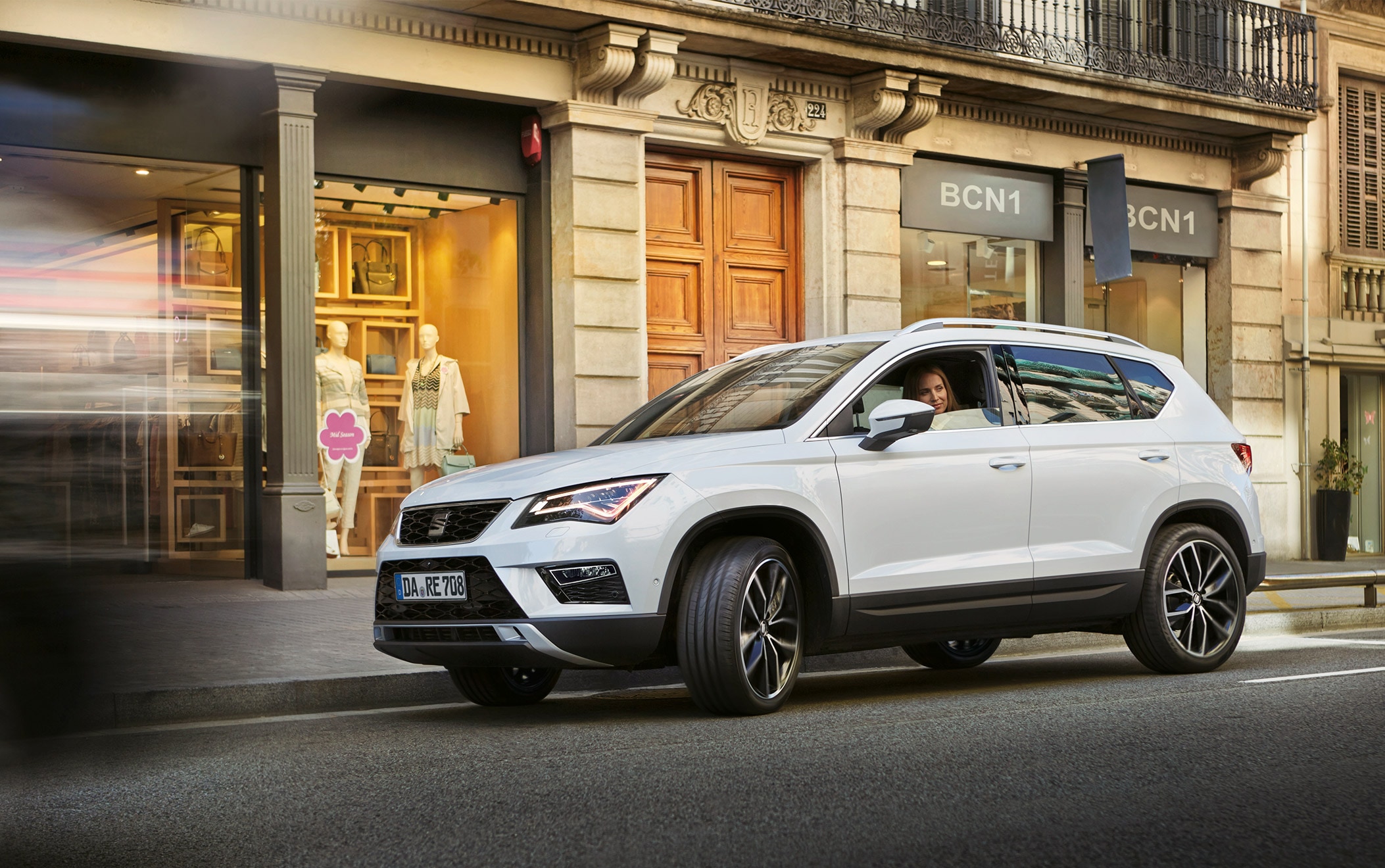 SEAT ATECA Seitenansicht vor einem repräsentativen Gebäude