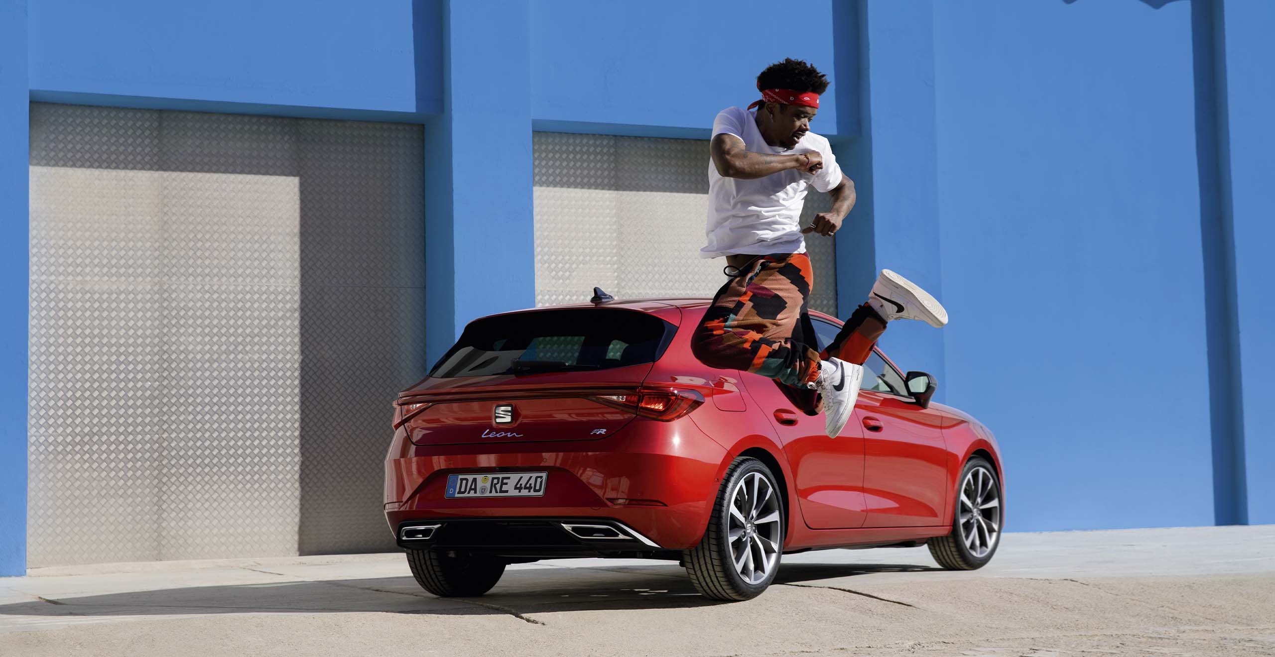 Blauer SEAT Ibiza steht auf einem Parkplatz