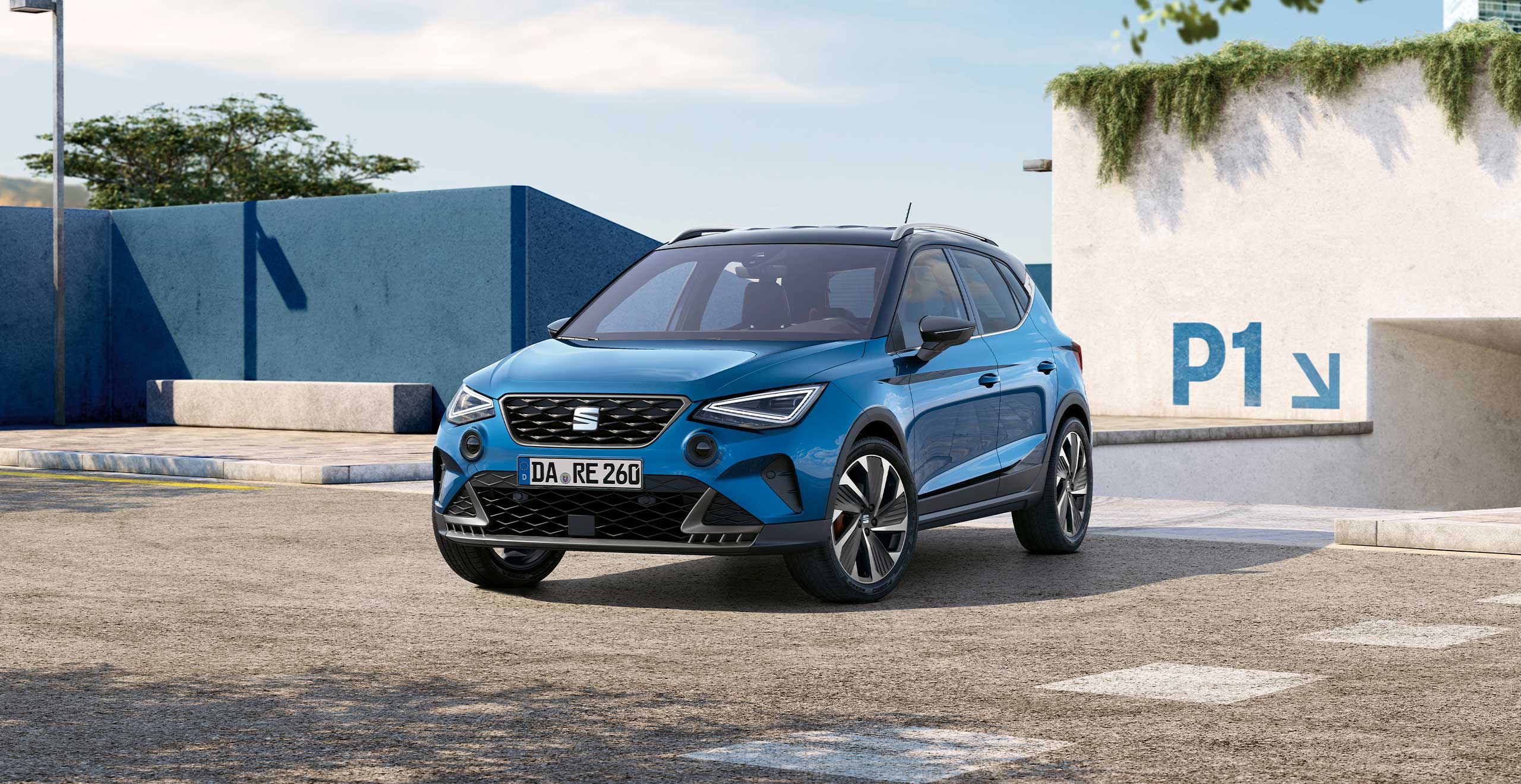 Blauer SEAT Ibiza steht auf einem Parkplatz