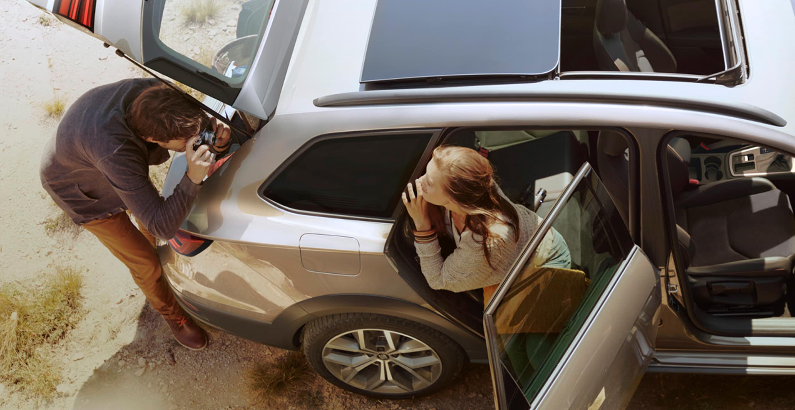 Mann macht ein Foto einer Frau, die aus einem Auto aussteigt | SEAT