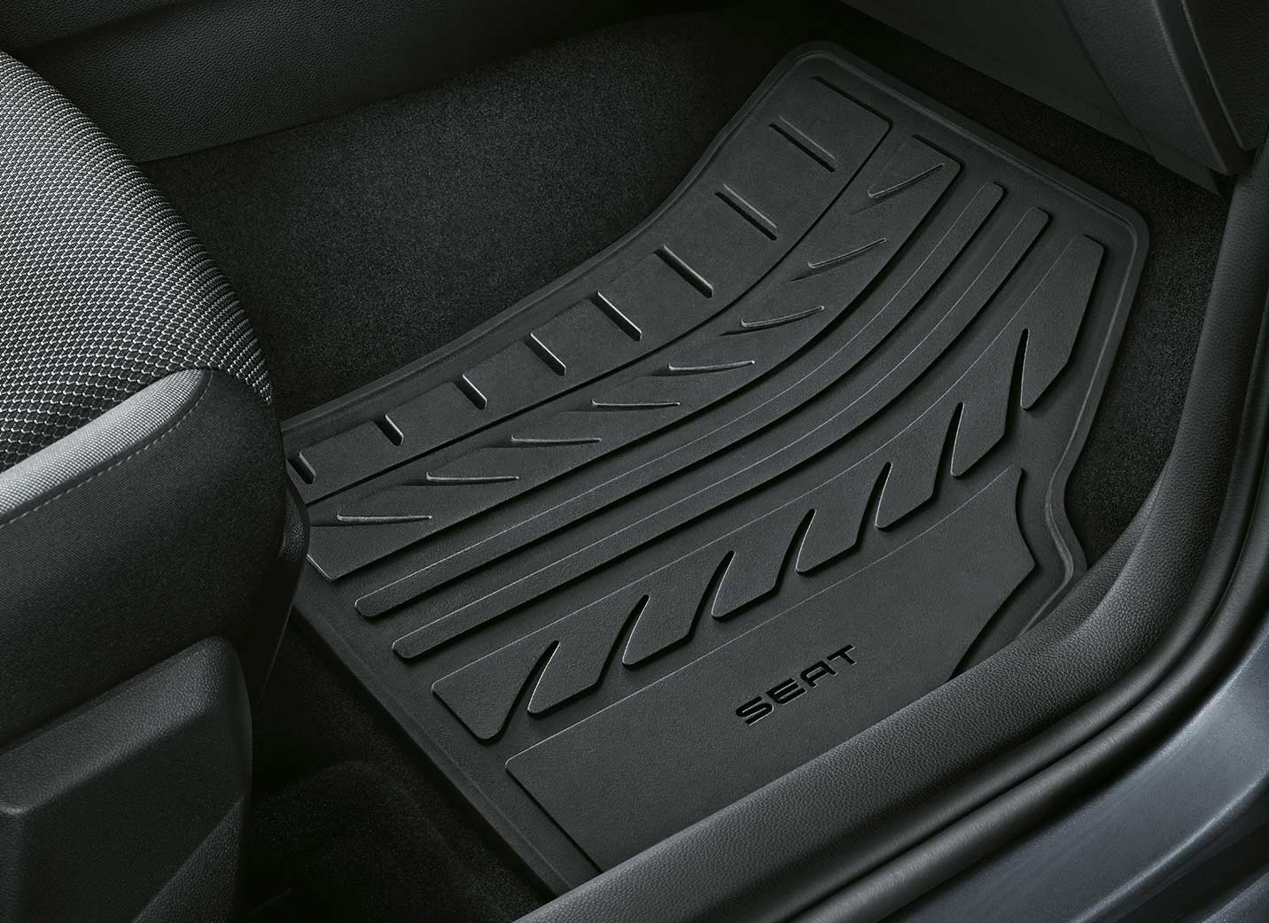 SEAT Arona Dach von oben mit Surfbrett auf Tachträger