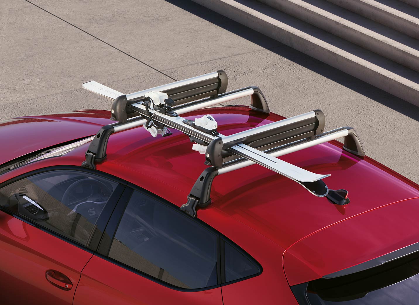 SEAT Arona Gepäcknetz mit Utensilien zwischen den beiden Vordersitzen gespannt