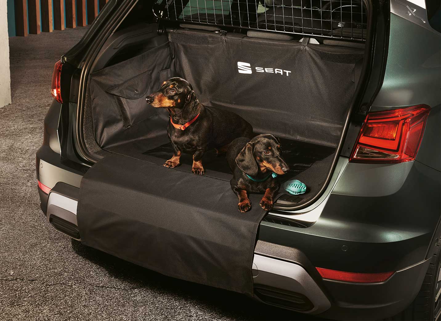 SEAT Arona Heck junger Mann prüft Mountainbike auf Fahrradträger