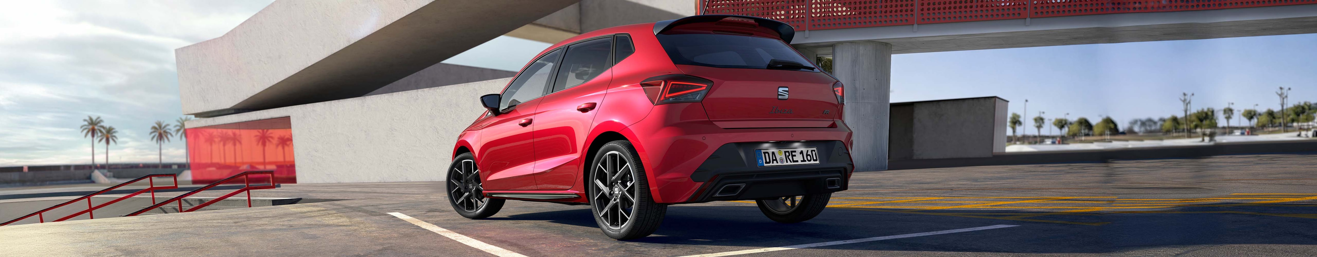 Blauer SEAT Ibiza steht auf einem Parkplatz