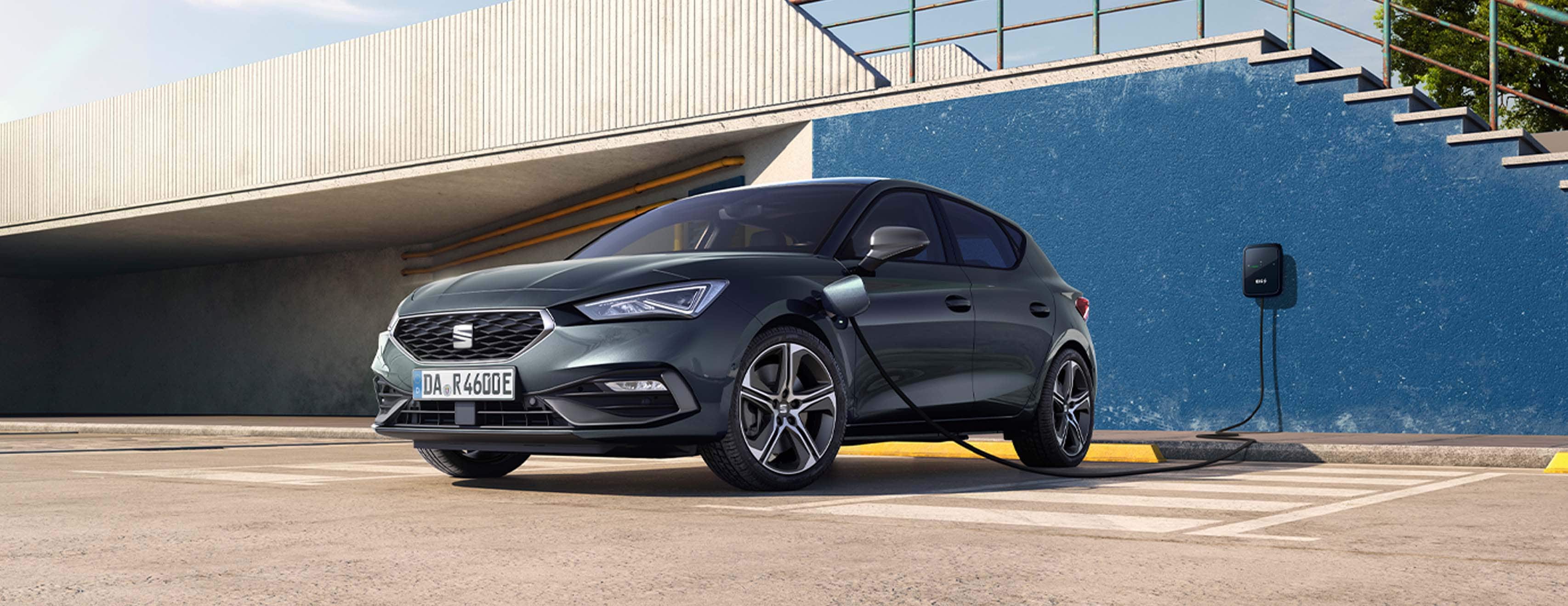 SEAT Leon e-HYBRID an einer Ladesäule