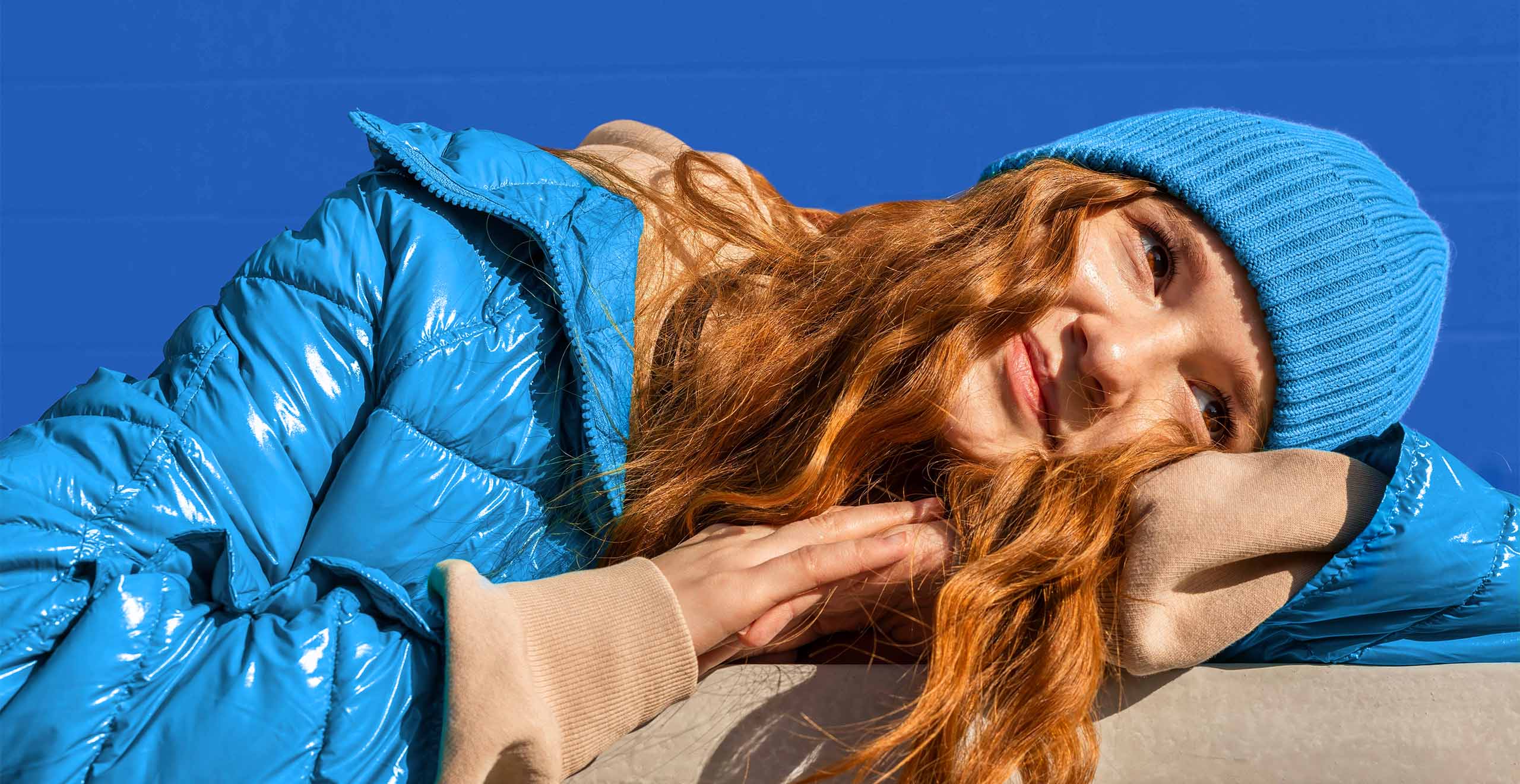 Ein blauer SEAT Ibiza steht vor einer blauen Wand. Von oben fallen Schaumwolken auf zwei Personen herab.