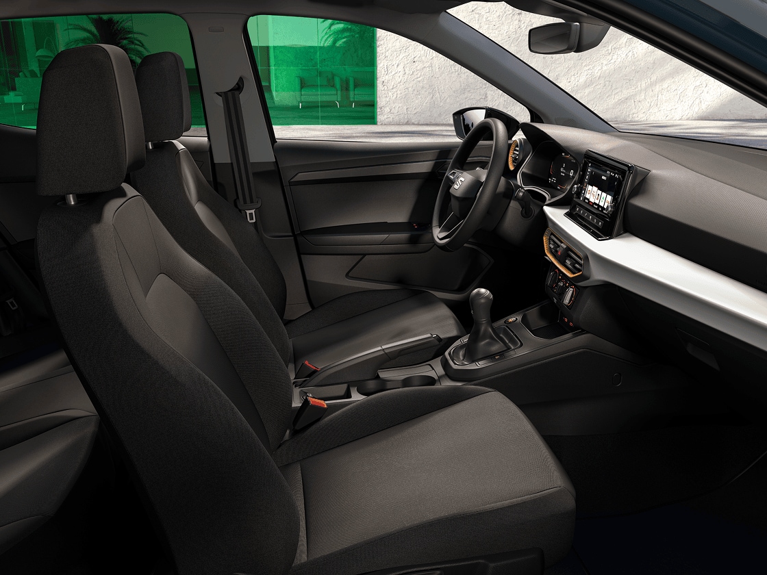 Innenansicht des SEAT Arona mit Plus Acero Sitzen. 