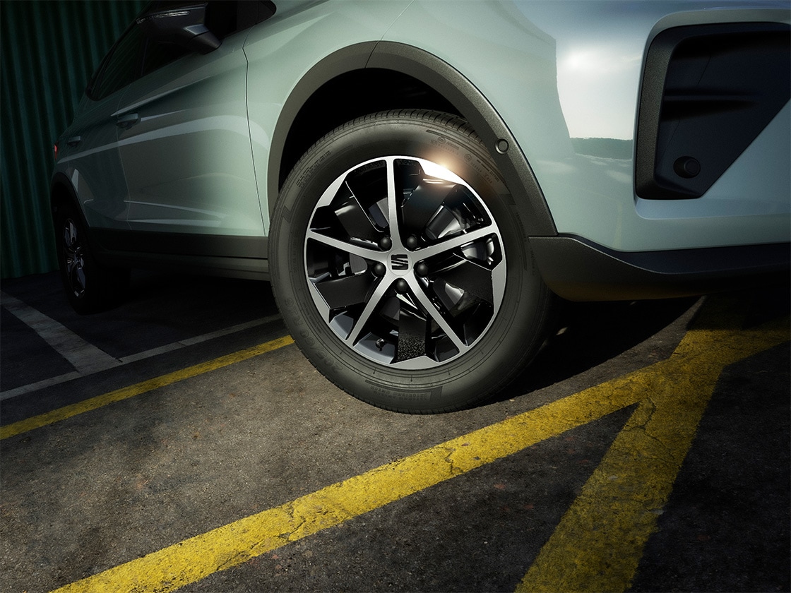 Detailaufnahme der silbernen 16"-Leichtmetallfelge "Design 20/3". 