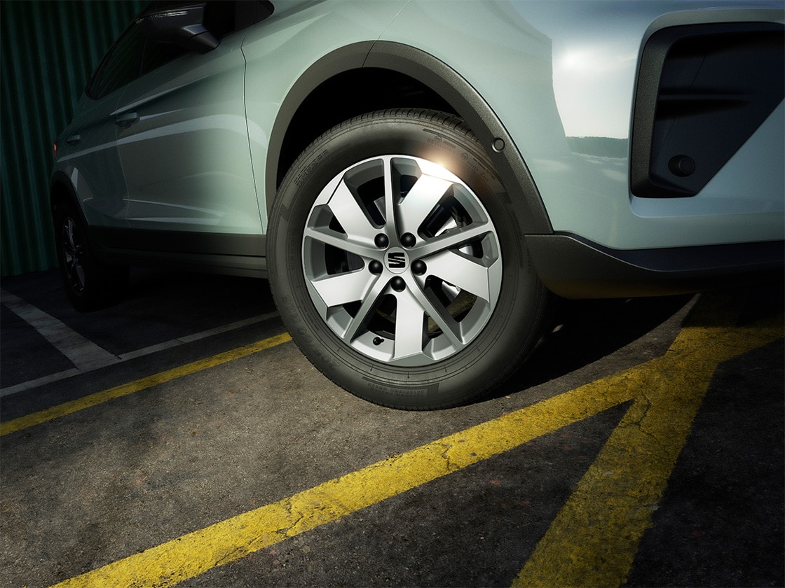 Detailaufnahme der silbernen 16"-Leichtmetallfelge "Design 20/1". 