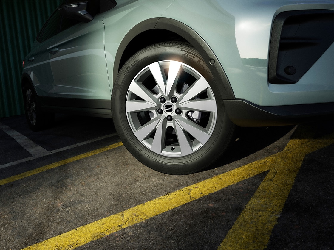 Detailaufnahme der silbernen 17"-Leichtmetallfelge "Dynamic 20/1". 