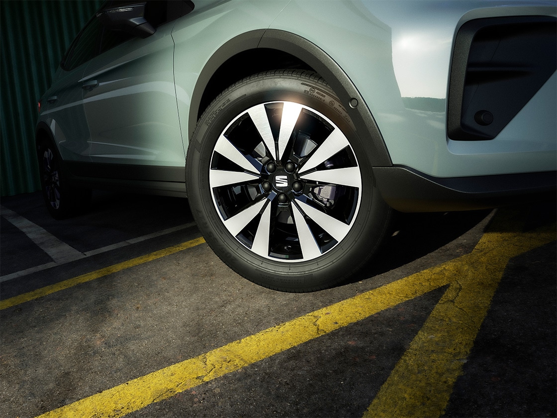 Detailaufnahme der silbernen 17"-Leichtmetallfelge "Dynamic 20/3". 