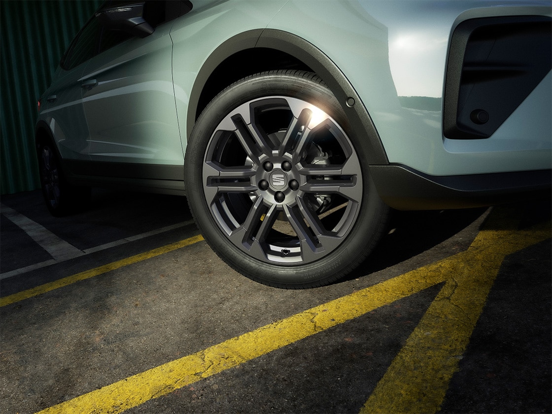 Detailaufnahme der silbernen 18"-Leichtmetallfelge "Performance 20/1". 