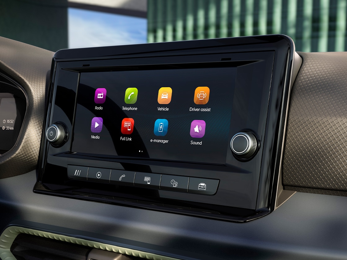 Nahaufnahme eines Infotainment-Displays im SEAT Arona mit sichtbaren Icons für Radio, Telefon, Fahrzeug, Fahrerassistenz, Medien, Full Link und Sound. Links daneben sind Uhrzeit und Reichweite im Armaturenbrett zu sehen.