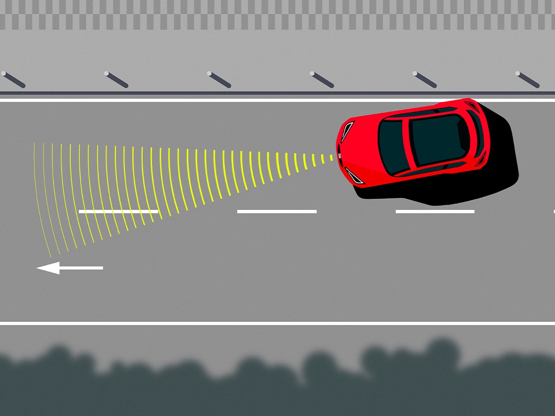 Rotes Auto von oben auf grauer Straße mit Fahrspuren gesehen. Gelbe Wellenlinien vor dem Fahrzeug deuten ein Assistenzsystem an. Links ein breiter Pfeil in Fahrtrichtung. Rechteckige Markierung am oberen Bildrand