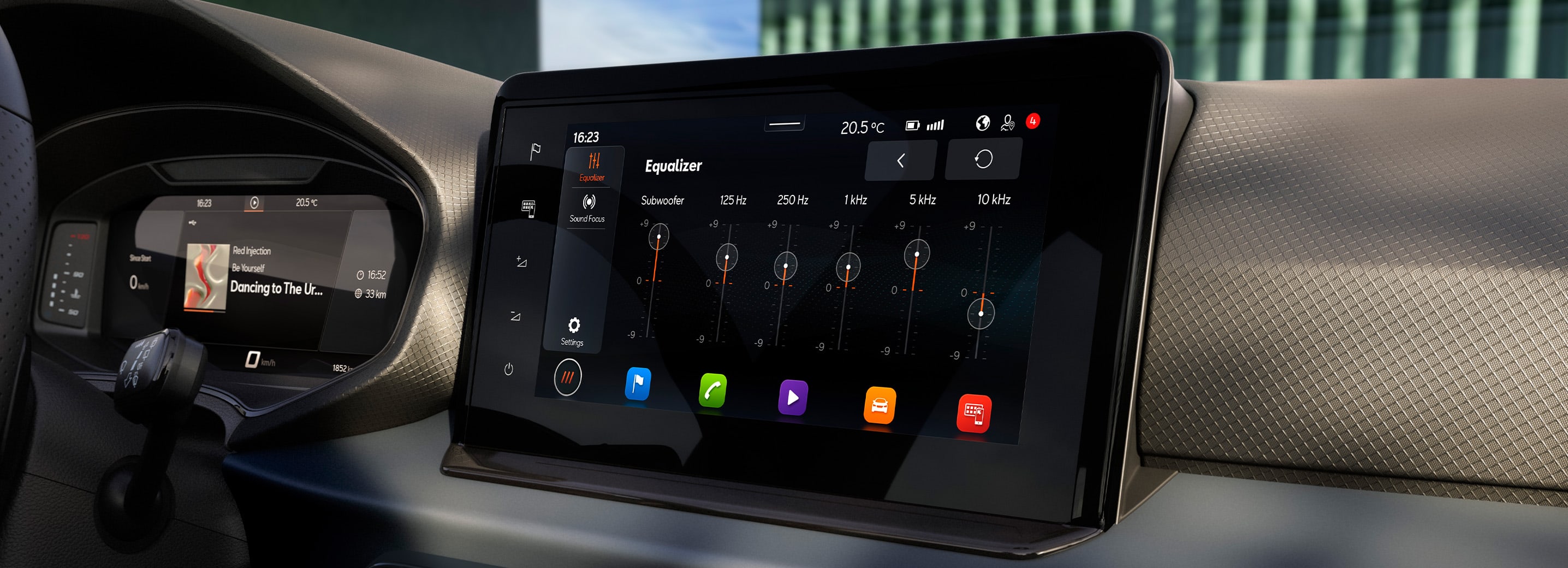 Detailaufnahme eines SEAT Ibiza Innenraums. Zentraldisplay zeigt Apps wie Radio, Telefon, Fahrzeug, Media, Full Link, e-Manager, Fahrerassistenz und Sound. Steuerknöpfe an den Seiten. Armaturenbrett im Hintergrund.