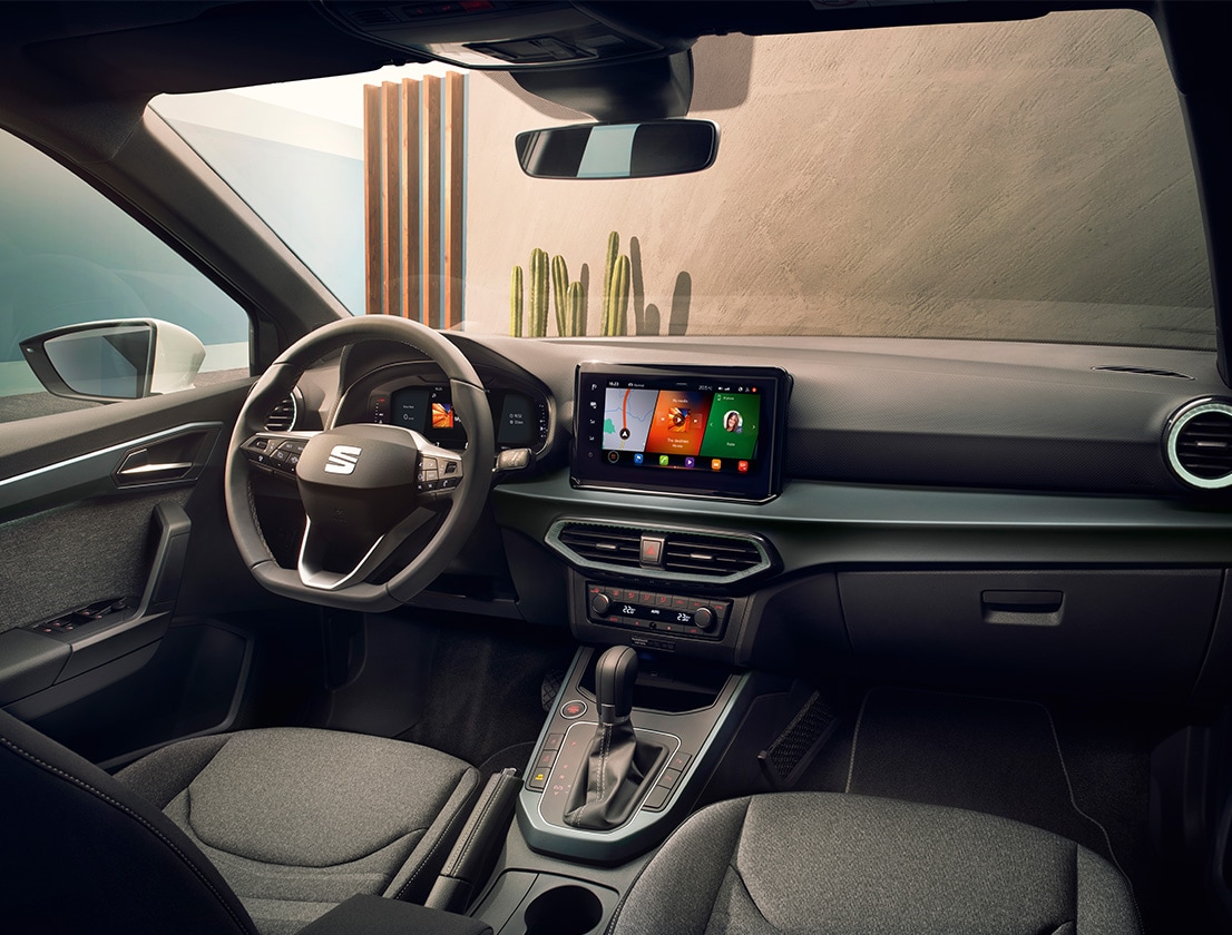 Blick in den stilvollen Innenraum eines SEAT Arona mit digitalem Cockpit und großem Touchscreen – moderne Technik und urbanes Design perfekt kombiniert.