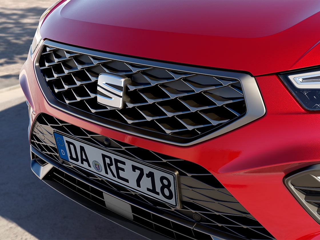 Frontansicht des SEAT Ateca mit markantem Kühlergrill und SEAT Logo