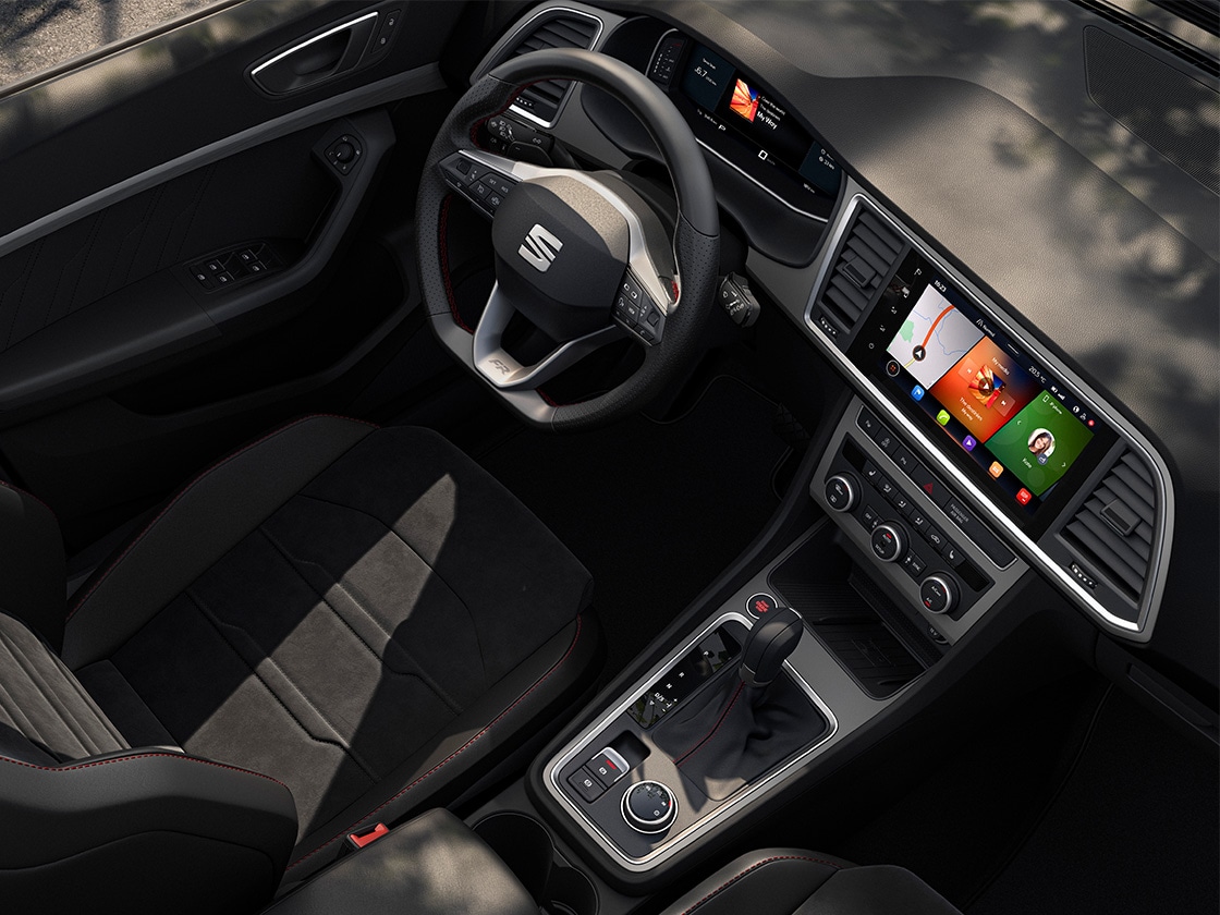 Zentrale Konsole des SEAT Ateca mit Infotainment-System und Navigationsdarstellung