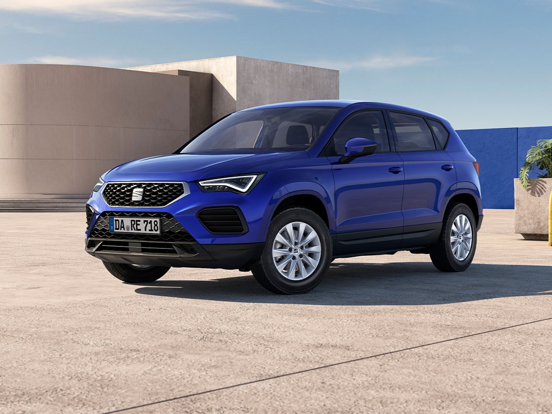 Blauer SEAT Ateca in urbaner Umgebung, seitliche Außenansicht