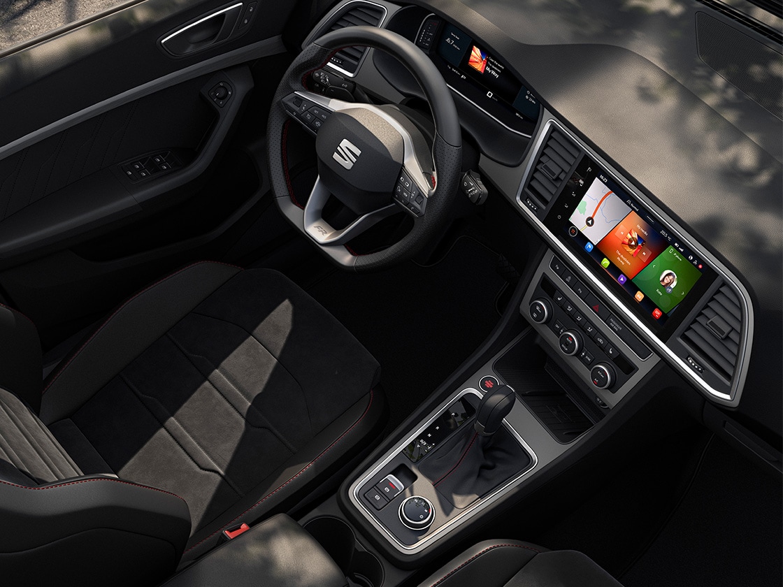 Cockpit des SEAT Ateca mit Navigationsanzeige auf dem Infotainment-Display