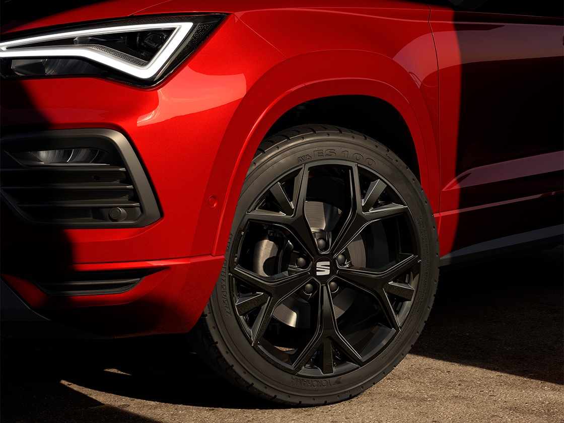 Schwarzes Leichtmetallrad an einem SEAT Ateca in Detailansicht