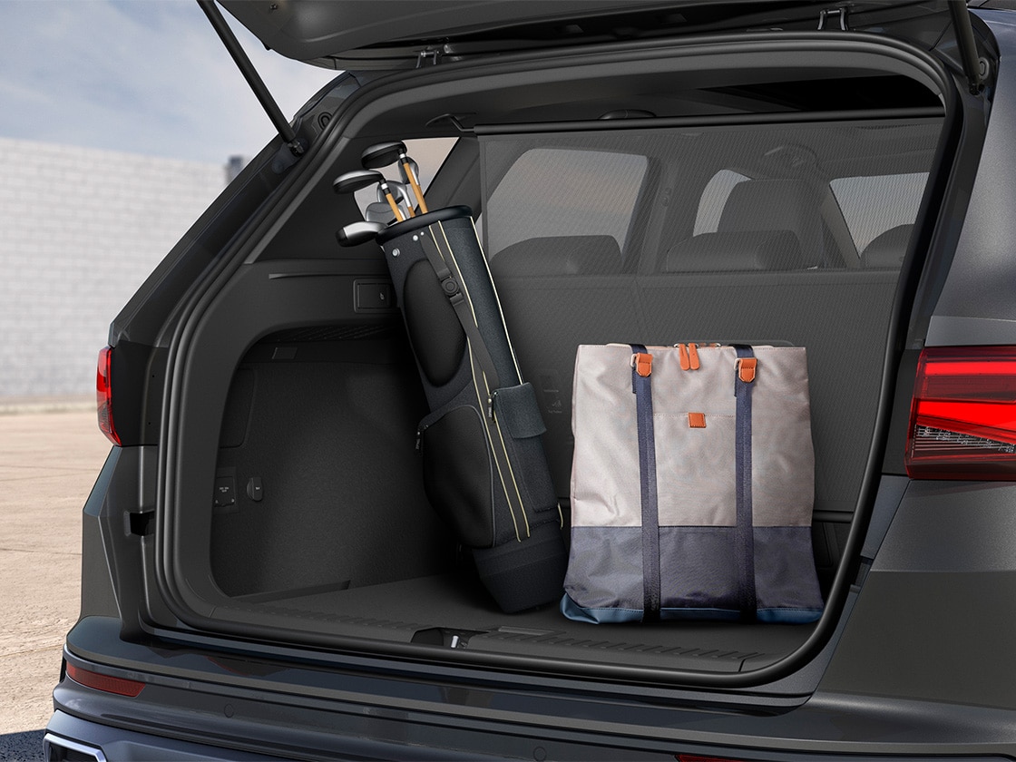 Geöffneter Kofferraum des SEAT Ateca mit Gepäck und aufrechter Rücksitzlehne