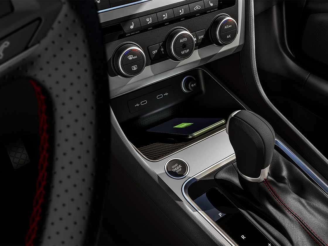 Smartphone wird über Full Link mit dem Infotainment-System des SEAT Ateca verbunden