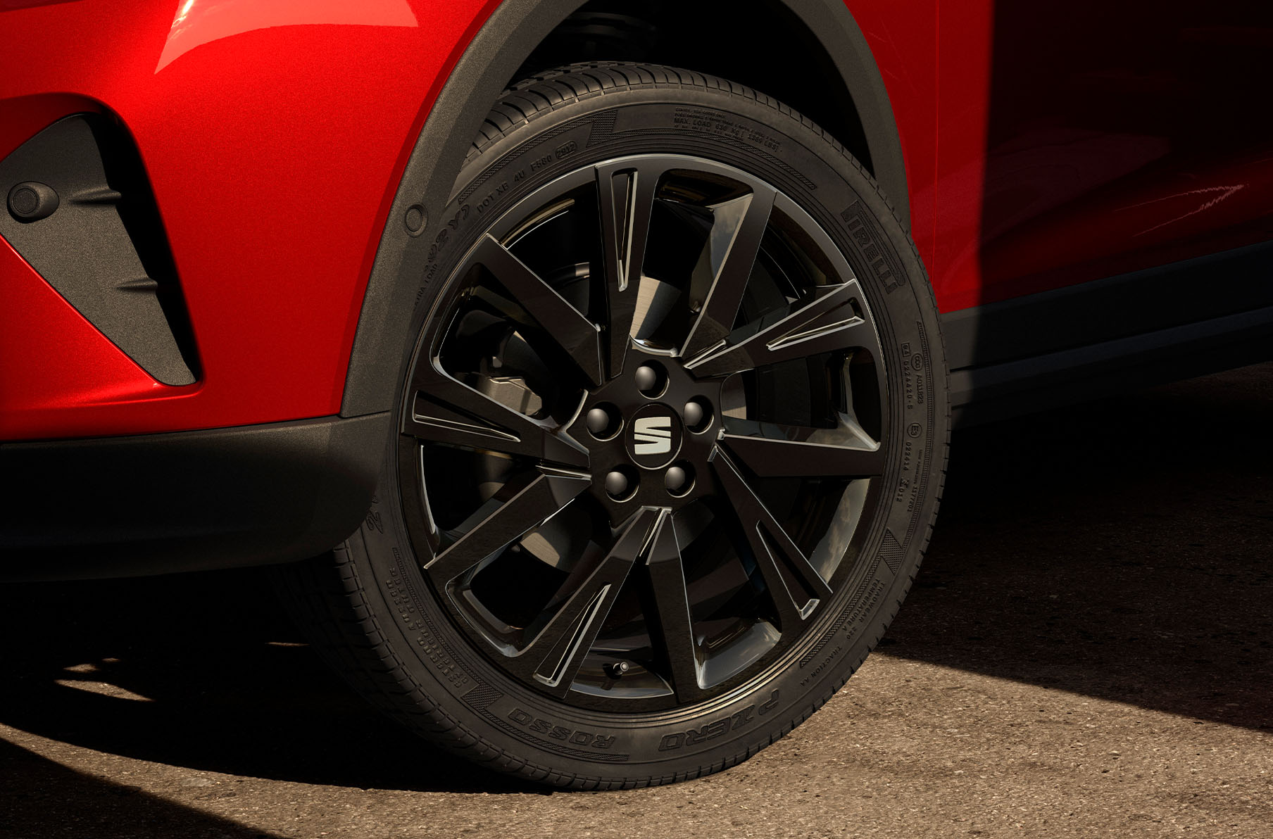 SEAT Arona FR Black Edition, Detailansicht der schwarzen 18 Zoll Leichtmetallräder.