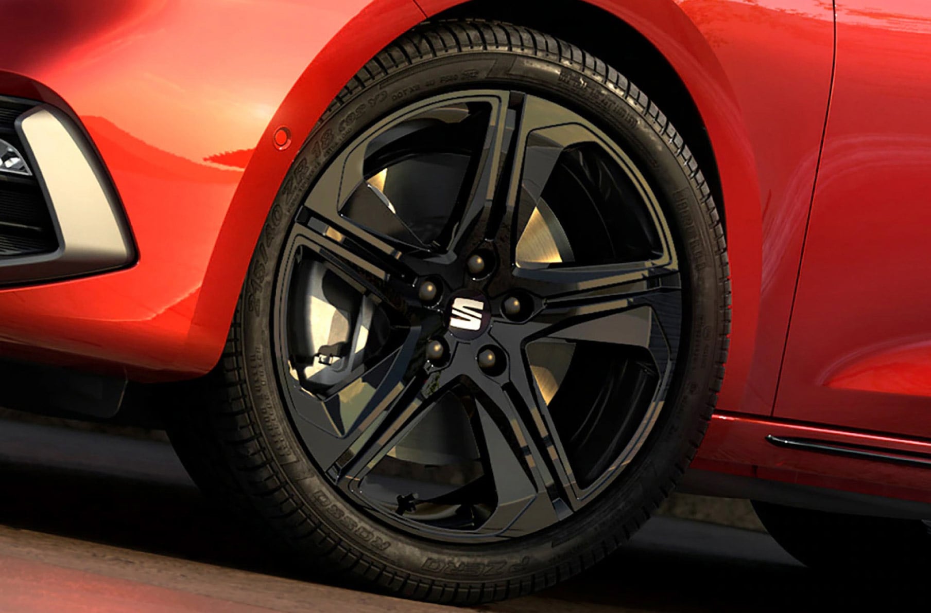 SEAT Leon FR Black Edition, Detailansicht der Schwarzen 18"-Leichtmetallräder.