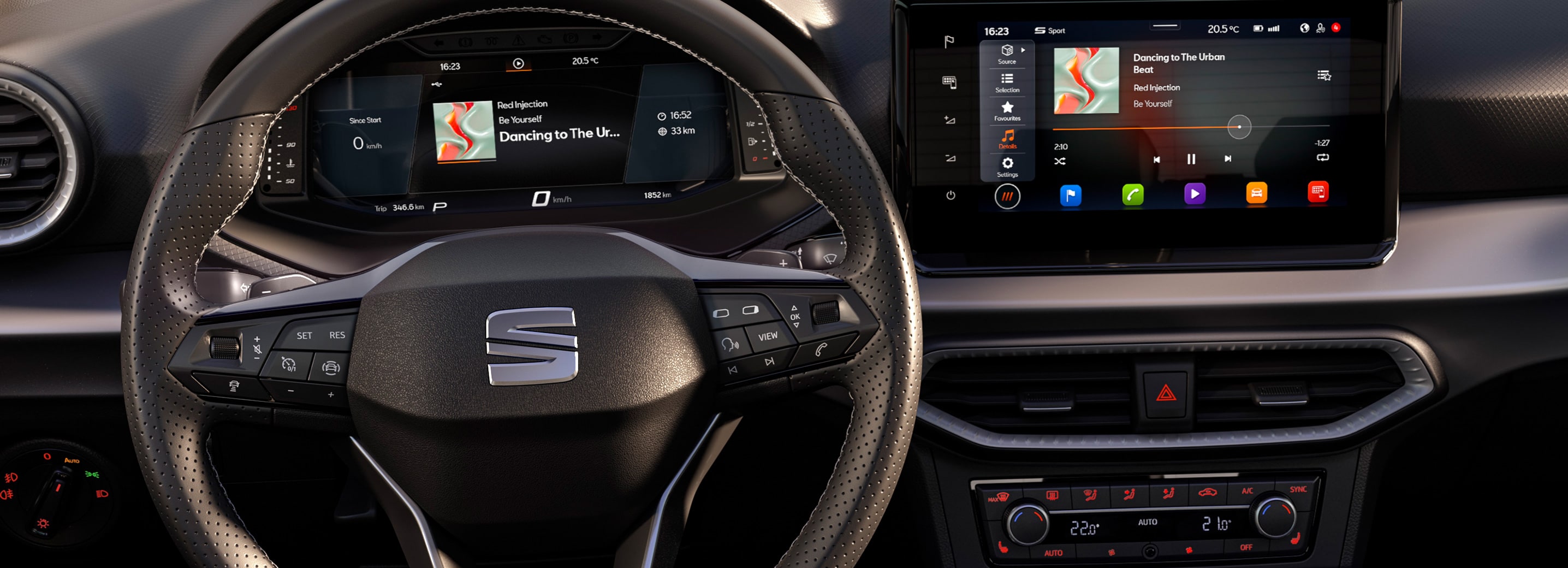 Ein SEAT Ibiza steht auf einem öffentlichen Parkplatz. 