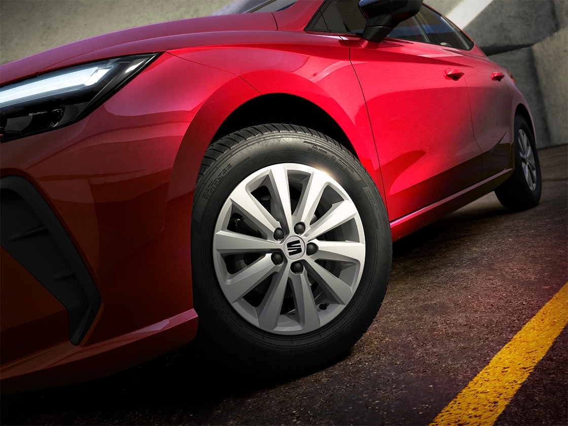 Detailaufnahme der silbernen 15"-Leichtmetallfelge "Enjoy 20/1". 