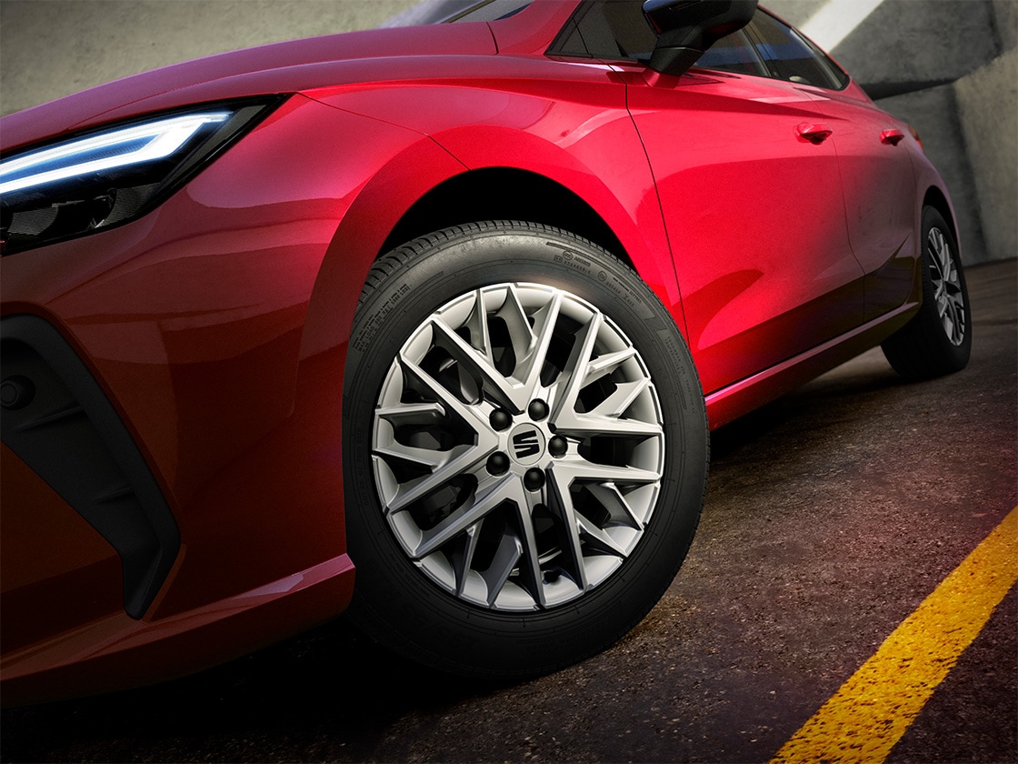 Detailaufnahme der silbernen 16"-Leichtmetallfelge "Design 20/1". 