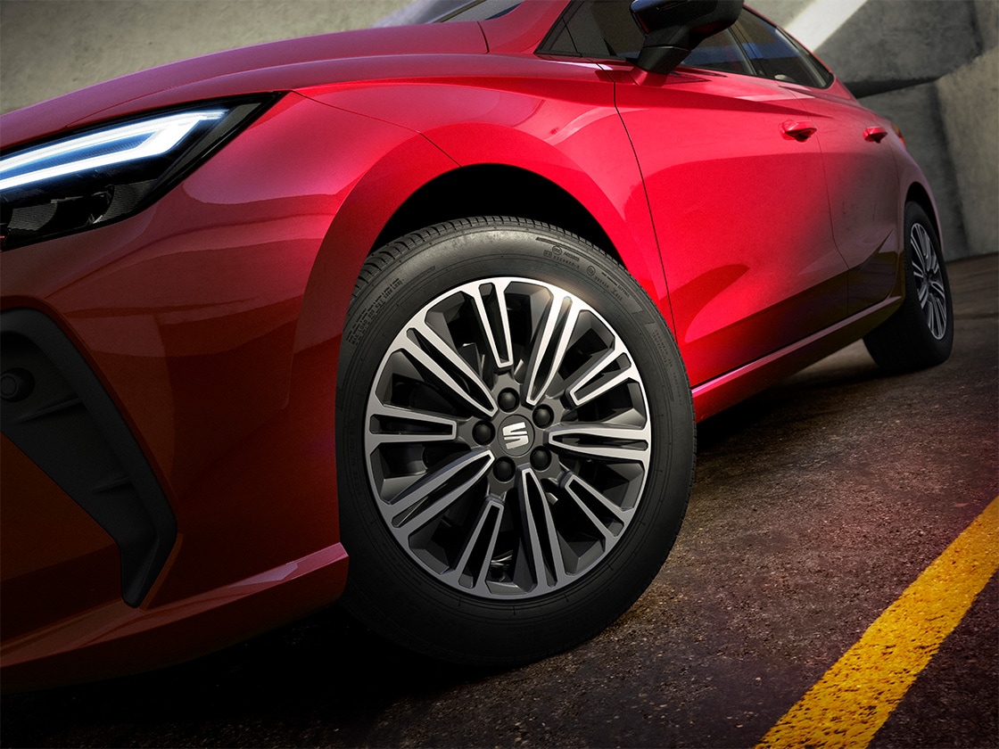 Detailaufnahme der silbernen 16"-Leichtmetallfelge "Design 20/3". 