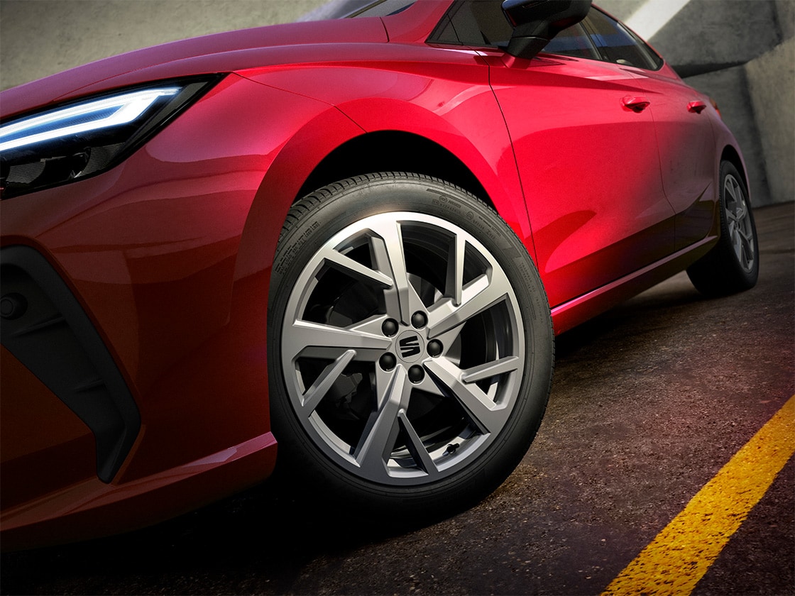 Detailaufnahme der silbernen 17"-Leichtmetallfelge "Dynamic 20/1". 