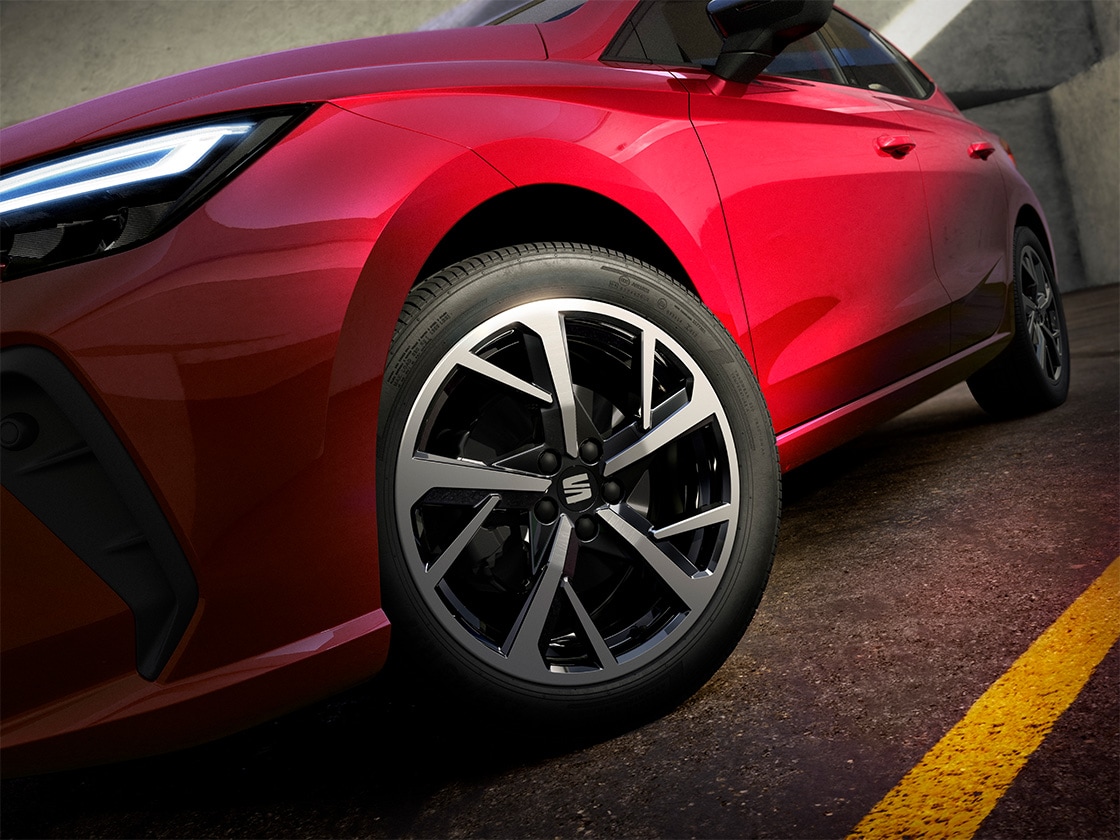 Detailaufnahme der silbernen 17"-Leichtmetallfelge "Dynamic 20/3". 