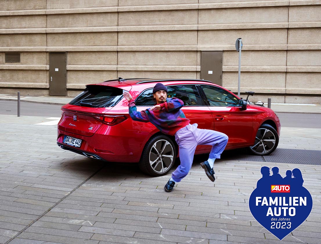 Mann tanzt vor einem Seat Leon Sportstourer 