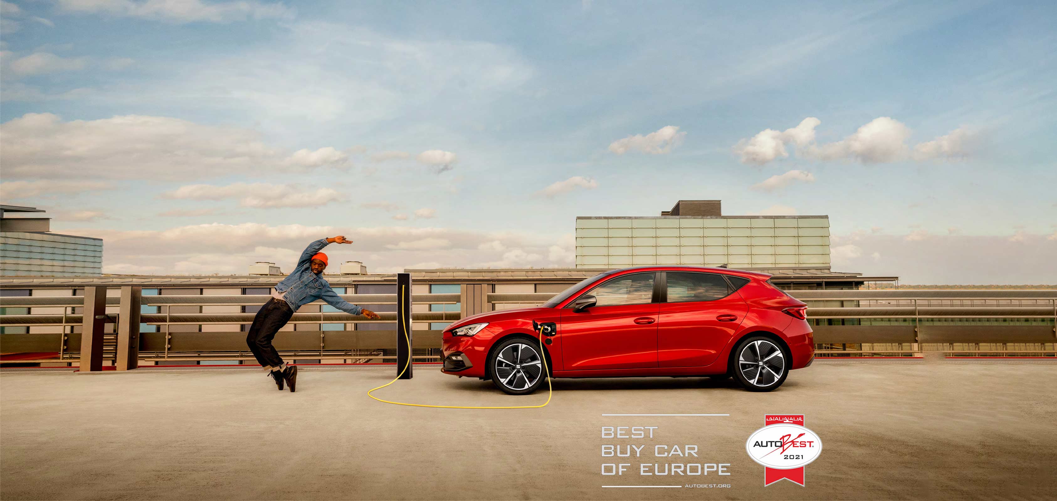 Neuer SEAT Leon e-HYBRID an der Stromzapfsäule | SEAT