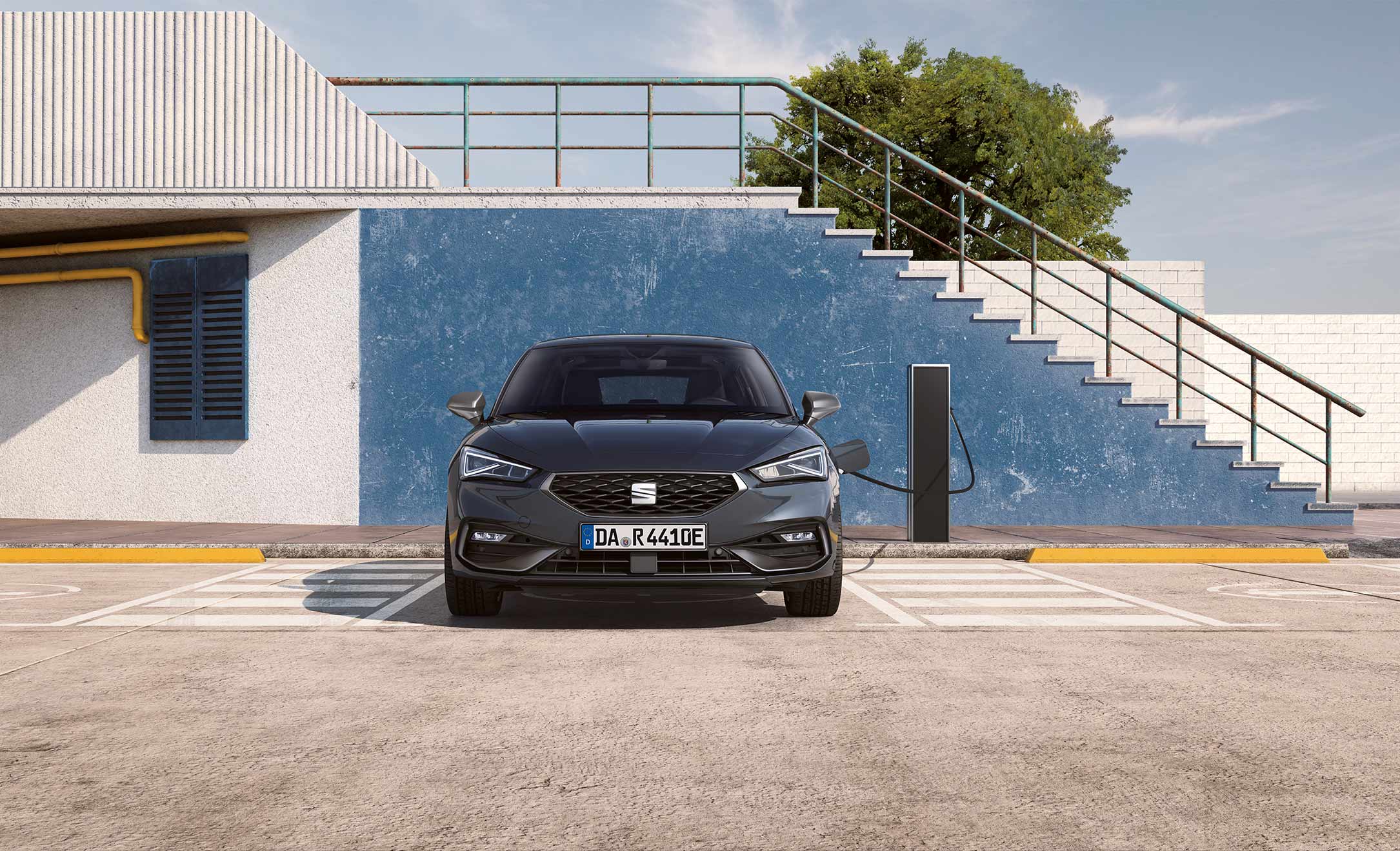 Neuer SEAT Leon e-HYBRID an der Stromzapfsäule | SEAT