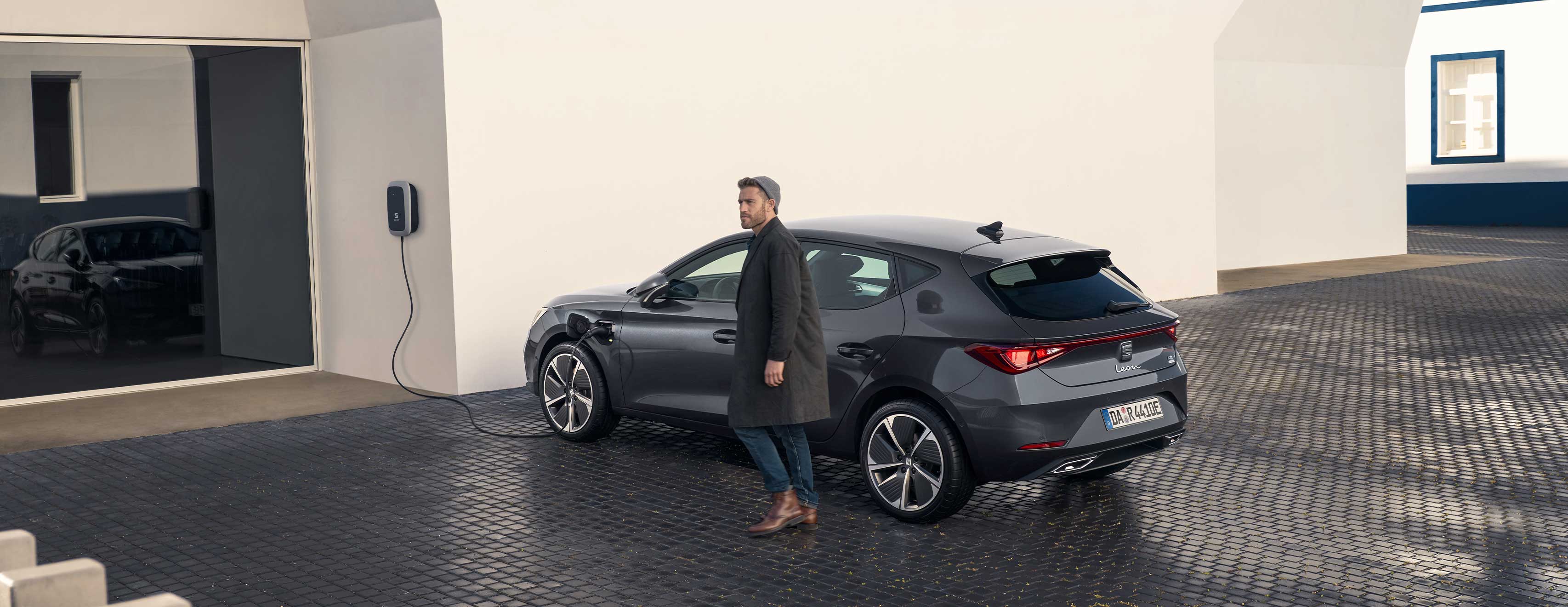 Neuer SEAT Leon e-HYBRID an der Wallbox | SEAT