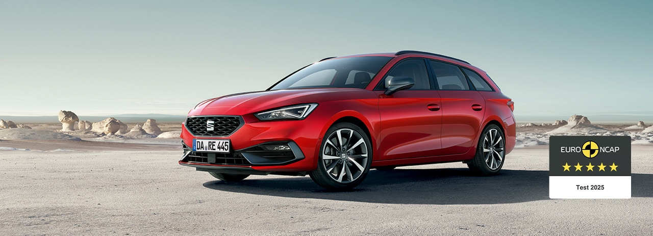 Ein roter SEAT Leon Sportstourer steht in einer trocknen wüstenähnlichen Landschaft.