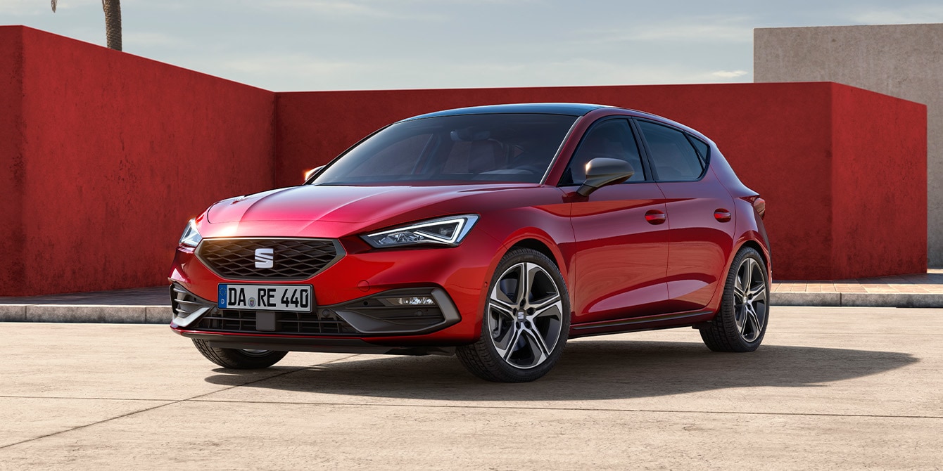 Ein SEAT Leon e-HYBRID lädt an einer öffentlichen Ladesäule. 