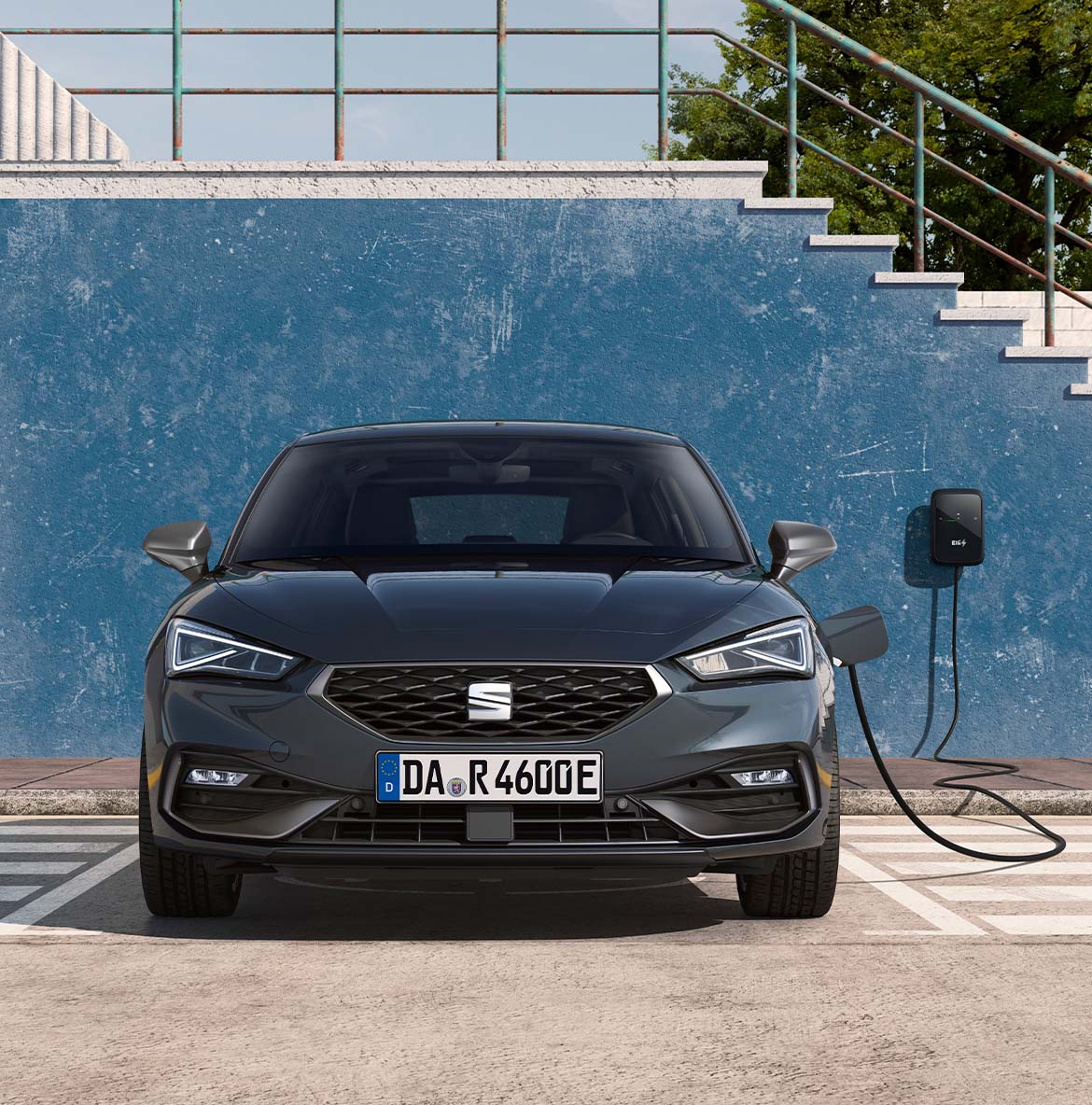 Ein SEAT Leon Plug-in-Hybrid-Elektrofahrzeug, das an einer bidirektionalen Ladestation geparkt ist und die fortschrittlichen Ladefunktionen von Hybridfahrzeugen veranschaulicht.