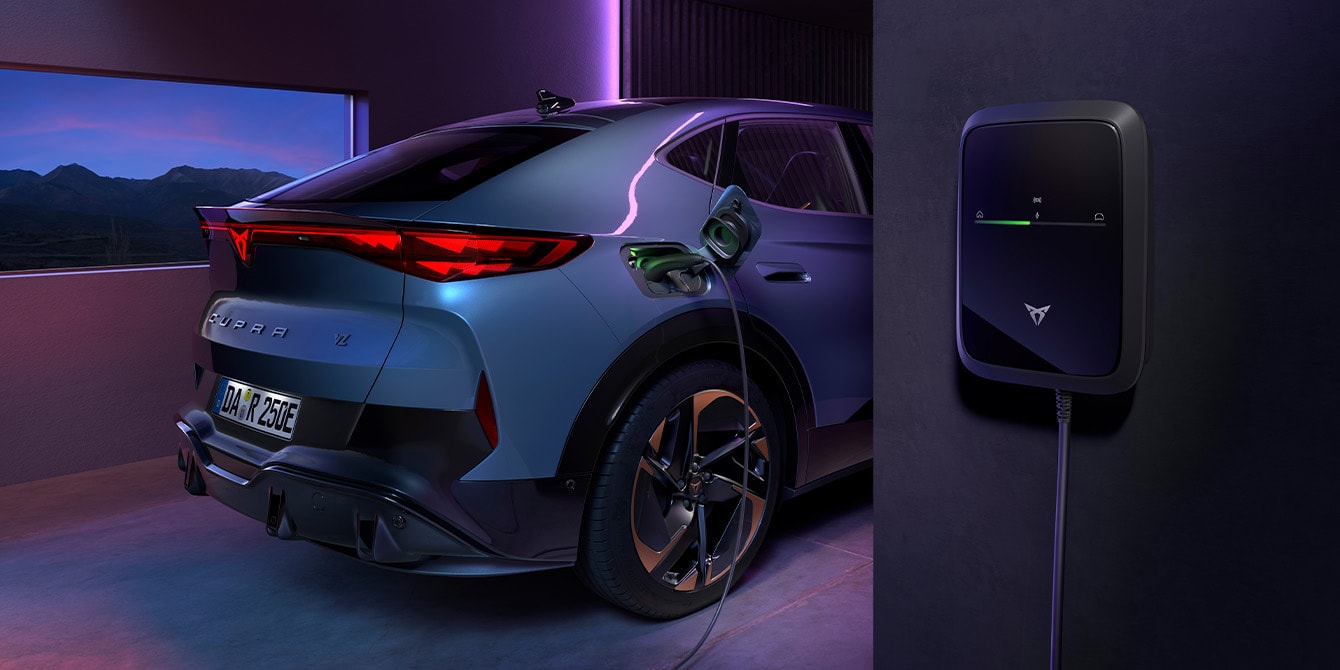Ein CUPRA Tavascan lädt in einer Garage an einer Wallbox auf. 