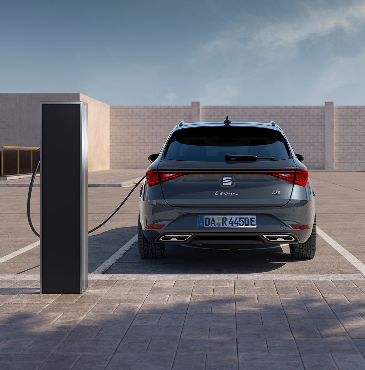 Ein SEAT Leon Plug-in-Hybrid-Elektrofahrzeug, das an einer Ladestation geparkt ist, um die Steuervorteile und Umweltvorteile von Hybridfahrzeugen hervorzuheben.