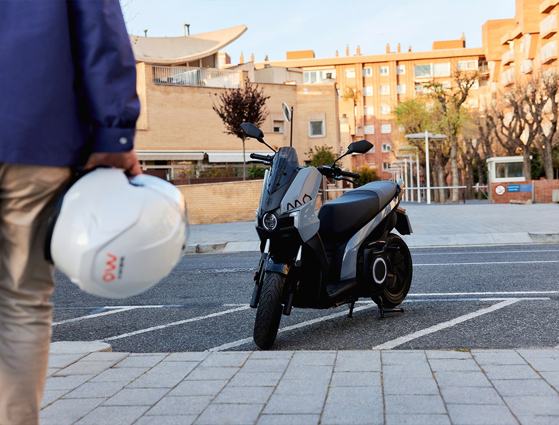 couple riding SEAT MÓ 125 electric scooter with no noise and no emissions