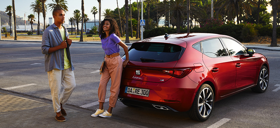 couple-in-the-beach-next-to-seat-leon