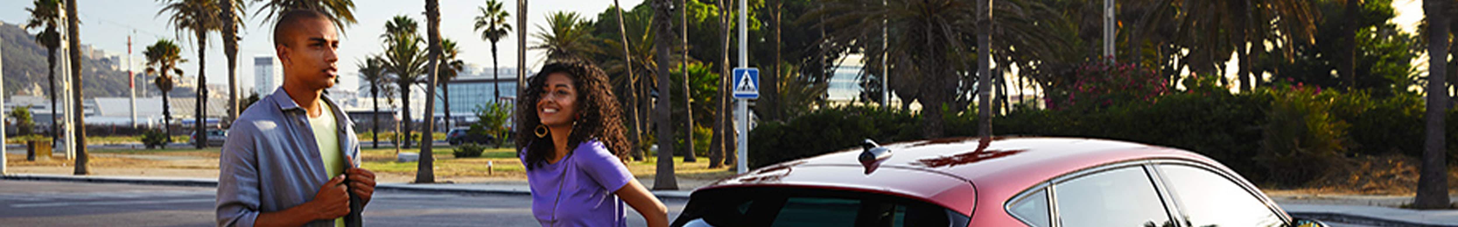 couple-in-the-beach-next-to-seat-leon