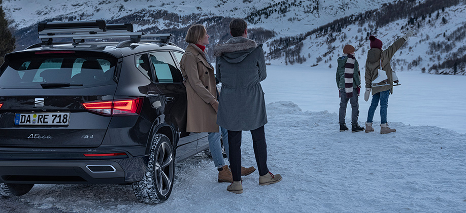 family-in-the-snow-with-seat-ateca